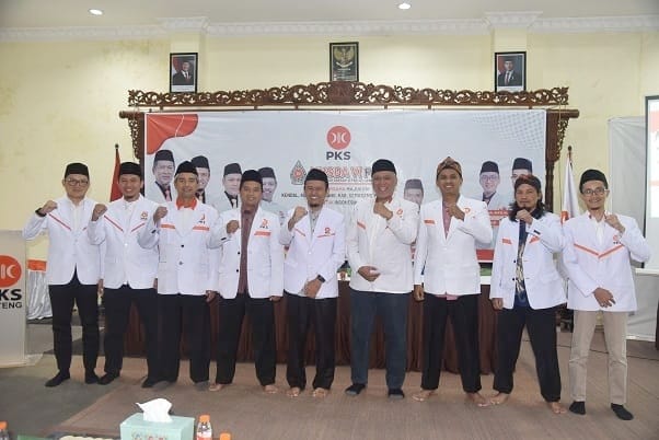 Pengurus Baru DPTD PKS Kabupaten Semarang berpose Salam Komando Bersama Ketua DPW PKS Jateng